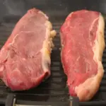 Hvad er forskellen på en almindelig stegepande og en grillpande?